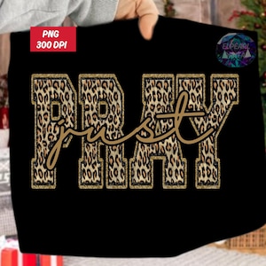 Könnte beinhalten: Schwarzes T-Shirt mit den Worten "PRAY just" in einem Leopardenmuster-Design mit goldenen Glitzerakzenten. Der Text ist in einem fetten Blockbuchstabenstil mit einem kursiven "just"-Overlay gehalten. Das Bild enthält auch ein "PNG 300 DPI"-Label.