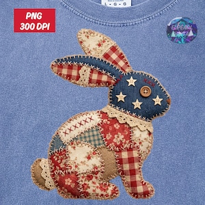 Op de afbeelding: Een blauwe sweatshirt met een patchwork konijn ontwerp. Het konijn is gemaakt van verschillende stoffen, waaronder denim, gingham en bloemenprints, met steraccenten en een knoop. Het ontwerp heeft een huiselijke, Amerikaanse esthetiek.