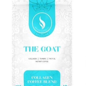 Op de afbeelding: Een blauw en wit pakket van The Goat Collagen Coffee Blend. Het pakket heeft een wit mandala-ontwerp en de tekst "The Goat Collagen | Tumeric | MCT Oil Instant Coffee". Het pakket bevat ook de tekst "100 gram" en "15 porties".