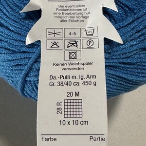Puede incluir: Una madeja de lana azul con una etiqueta blanca. La etiqueta incluye instrucciones de lavado, un patr&oacute;n de punto y el texto "Da.-Pulli m. Ig. Arm Gr. 38/40 ca. 450 g 20 M 28 R 10 x 10 cm Farbe 09 Partie 224".