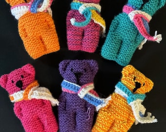 Patrón para tejer ositos de goma. ¡Excelente para enseñar a tejer! Rápido, fácil de tejer, ideal para aprovechar restos de lana, perfecto para regalos y buenas causas.