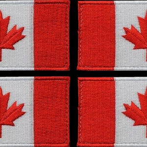 以下が含まれることがあります： 赤と白のカナダ国旗のパッチが4つ。各パッチには、赤い縁取りのある白い背景に赤いカエデの葉が描かれています。