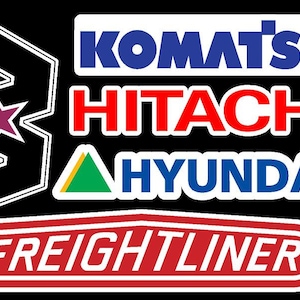 Puede incluir: Una colección de logotipos de marcas de vehículos, incluyendo Isuzu, Komatsu, Hitachi, Hyundai, Freightliner y Mack Trucks, sobre un fondo negro. Los logotipos varían en color y diseño, algunos con texto y otros con elementos gráficos.