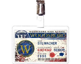 Może przedstawiać: Legitymacja szkolna Woodsboro High School w kolorze niebieskim i białym. Karta ma wzór rozprysku krwi, a widoczny jest tekst "Woodsboro High School" i "Stu Macher". Numer identyfikacyjny ucznia to 63874342, a rok szkolny to 1996.