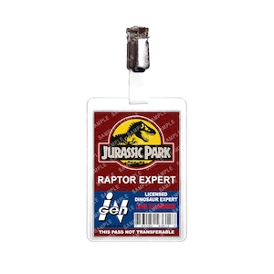 Può includere: Un badge di identificazione in plastica rosso e bianco con il logo di Jurassic Park e il testo "Esperto di Raptor" e "Esperto di Dinosauri Autorizzato". Il badge ha uno sfondo bianco con un bordo rosso e un'immagine in bianco e nero di un velociraptor. Il badge ha anche il numero "7 53162 43612 6" e il testo "Questo pass non è trasferibile".