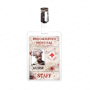 Op de afbeelding: Een doorzichtige plastic ID-badge met een metalen clip. De badge toont de tekst "BROOKHAVEN HOSPITAL" en "SILENT HILL, MAINE" in het rood. Het bevat een foto en de woorden "NURSE" en "STAFF". Het ontwerp heeft een verontrustende, bloederige esthetiek.