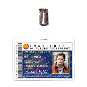 Puede incluir: Una tarjeta de identificación de plástico transparente con un clip metálico en la parte superior. La tarjeta muestra el texto "INSTITUTE OF FUTURE TECHNOLOGY" y una foto de un hombre. También son visibles el nombre "MARTIN MCFLY" y el puesto "CONSULTANT".