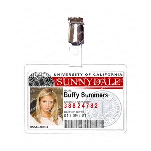 Könnte beinhalten: Transparenter Kunststoff-Ausweis mit dem Namen "Buffy Summers" und "University of California Sunnydale". Der Ausweis enthält ein Foto, die Studentenausweisnummer und das Geburtsdatum. Oben ist ein Metallclip befestigt.