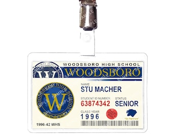 Może przedstawiać: Odznaka identyfikacyjna ucznia Woodsboro High School z nazwiskiem Stu Macher, numerem identyfikacyjnym ucznia 63874342 i statusem Senior. Odznaka pochodzi z klasy z 1996 roku i ma przezroczysty plastikowy uchwyt z metalowym klipsem.