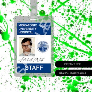 Puede incluir: Una credencial de identificación de personal de plástico transparente con el texto "Miskatonic University Hospital" y una foto de un hombre con gafas. La credencial también incluye el texto "Herbert West" y "STAFF". El fondo tiene salpicaduras de pintura verde.