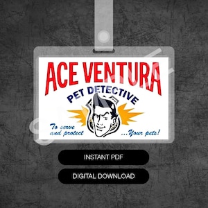 Op de afbeelding: Een doorzichtige plastic ID-badge met een retro-ontwerp. De badge toont de tekst "ACE VENTURA PET DETECTIVE" in rood en wit, een cartoonillustratie van een man en de zinnen "To serve and protect" en "...Your pets!"