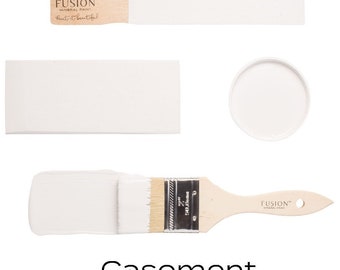 Könnte beinhalten: Ein weißes Farbmuster mit dem Text "Fusion Mineral Paint" und "Paint it beautiful" auf dem Etikett. Die Farbe heißt "Casement".