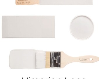 Könnte beinhalten: Eine Probe von Fusion Mineralfarbe in der Farbe Victorian Lace. Die Farbe wird in einem kleinen Behälter, auf einem Farbmuster und auf einem Pinsel gezeigt.