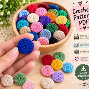 Puede incluir: Una colección de pequeñas piezas circulares de ganchillo multicolor en un cuenco de madera y sobre una superficie. El texto dice: Crochet Pattern PDF, Step-by-Step Instructions, Clear Photos, Written Pattern, Beginner Friendly, Instant Download.