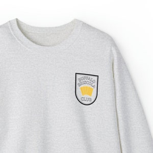 Sweatshirt ras du cou unisexe Briscola Club Buffalo | Cadeaux Briscola, Chemises club italien, Cadeaux italiens