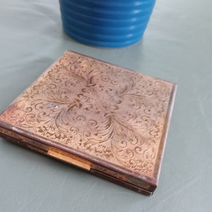 Fifth Rex Avenue Vintage Filigree Compact w/ Mirror Square Gold Tone w/ Orignal Puff Antique Collector Rare Fairy-core Cottage-core 1950s