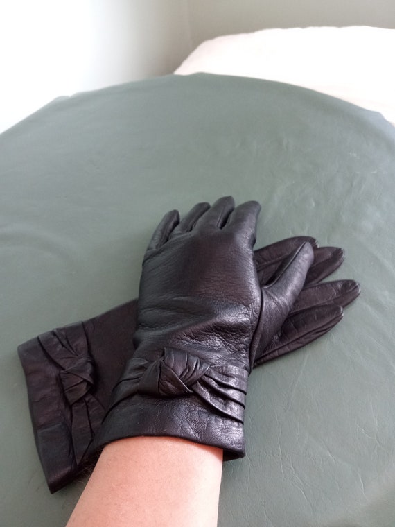 Soft Black Leather Short Gloves Size Small/Medium… - image 2