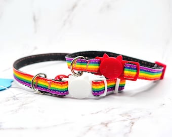 Può includere: Due collari per gatti a righe arcobaleno con una fibbia rossa a forma di gatto e una chiusura bianca a forma di gatto. I collari hanno un interno nero e anelli in metallo argentato. I collari sono progettati per gatti.