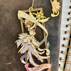 Inspirowane Card Capturor | magiczna dziewczyna | Zakładka / zawieszka emaliowana | 11 x 4 cm