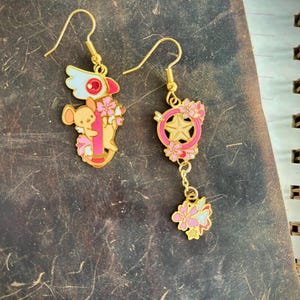 Orecchini sottili/leggeri in smalto bifacciale ispirati a Card Captor / Sakura e Kero