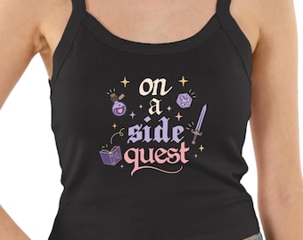 Canotta "On a Side Quest", canotta carina e stravagante, top comodo da gamer, abbigliamento con estetica fantasy, regalo nerd in stile cottagecore per lei, personaggio principale