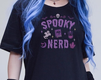 Maglietta da nerd spettrale, ragazza gamer gotica nerd, maglietta geek viola di Halloween, maglietta per amanti del fantasy, abbigliamento da strega, estetica gotica carina