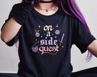 Maglietta "On a Side Quest", maglietta carina e stravagante, maglietta comoda da gamer, abbigliamento con estetica fantasy, regalo nerd cottagecore per lei, personaggio principale