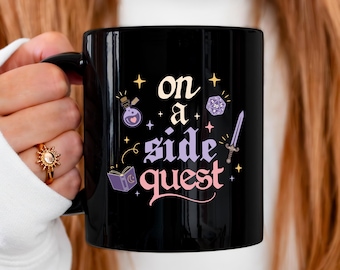 Tazza "On a Side Quest", simpatica tazza da caffè per gamer, accogliente set di bevande fantasy, regalo stravagante in stile cottagecore, energia del personaggio principale, tazza in ceramica nera