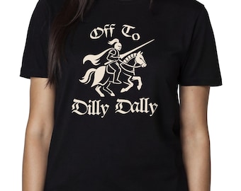 Maglietta Off to Dilly Dally, Cavaliere stravagante, Abbigliamento cottagecore, Regalo per amanti del fantasy, Maglietta estetica accogliente, Atmosfera da avventura medievale