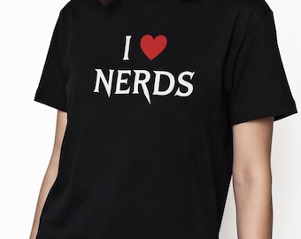 Maglietta "I Heart Nerds", "I Love Nerds", regalo per gamer, maglietta geek, maglietta per amanti del fantasy, abbigliamento nerd carino per lei, regalo per introversi