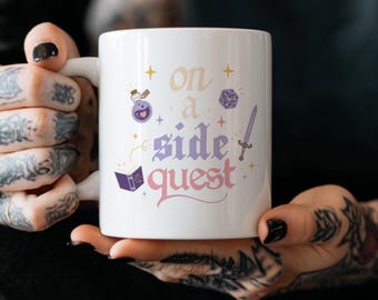 Tazza "On a Side Quest", simpatica tazza da caffè per gamer, accogliente set di bevande fantasy, regalo stravagante in stile cottagecore, energia del personaggio principale, tazza in ceramica bianca