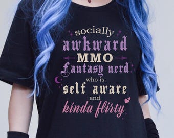 Maglietta da nerd MMO fantasy socialmente impacciato, maglietta da gamer introverso, maglietta nerd, abbigliamento estetica geek, regalo accogliente per ragazza gamer timida
