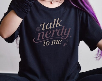 Maglietta "Talk Nerdy to Me", maglietta da nerd per flirtare, maglietta da gamer, regalo geek per lei, abbigliamento per amanti del fantasy, estetica nerd carina, maglietta divertente e umoristica