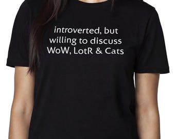 Maglietta introversa ma disposta a discutere di WoW, Il Signore degli Anelli e gatti, maglietta da gamer, regalo per amanti dei gatti, maglietta fantasy nerd, abbigliamento geek.