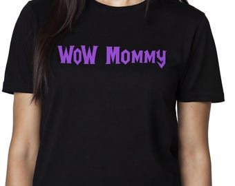 Maglietta WoW Mommy, maglietta da gamer girl, maglietta da gaming MMORPG, regalo World of Warcraft, maglietta da gamer per moglie, regalo coordinato per coppia di gamer, abbigliamento nerd