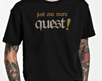 Maglietta "Just One More Quest", maglietta da gamer, maglietta MMORPG, abbigliamento fantasy d'avventura, regalo comodo per i giocatori, maglietta da nerd