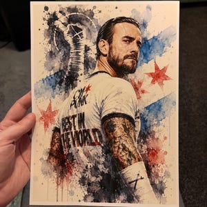 Könnte beinhalten: Ein Kunstdruck im Aquarellstil zeigt einen bärtigen Mann, der über seine Schulter blickt. Er trägt ein weißes T-Shirt mit dem Text CM PUNK und BEST IN THE WORLD. Das Design enthält eine erhobene Faust, rote Sterne und blaue Farbspritzer.