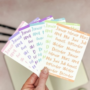 Pastelkleurige stickermaandnamen in het Duits voor bullet journal, planner of kalenderstickermaanden 2x januari-december elk op stickervel