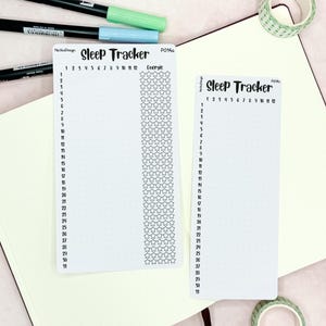 May include: Two white printable sleep tracker sheets with black text and a black star pattern. The sheet on the left has the text "Sleep Tracker" and "Energie" and numbers 1-31 and 1-12. The sheet on the right has the text "Sleep Tracker" and numbers 1-31 and 1-12.