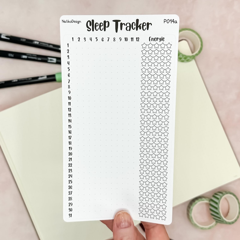 May include: A white printable sleep tracker with a black grid and numbers 1 through 31. The right side of the page has a column of 31 stars labeled "Energie" at the top.