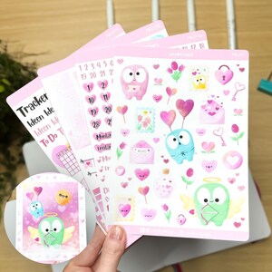 Könnte beinhalten: Ein Set aus selbstklebenden Stickerbögen mit rosa und pastellfarbenen Illustrationen von Comicfiguren, Herzen, Umschlägen, Blumen und Kalendern. Die Bögen enthalten Textbeschriftungen wie Tracker, Ideen und To Do sowie nummerierte Datumsmarkierungen.