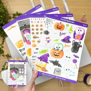 Könnte beinhalten: Eine Sammlung von Halloween-Stickerbögen mit verschiedenen Illustrationen wie Kürbissen, Geistern, einer schwarzen Katze, einer Fledermaus, einem Grabstein und Süßigkeiten. Die Bögen haben violette Kopfzeilen mit Text wie freches Halloween und MK024.