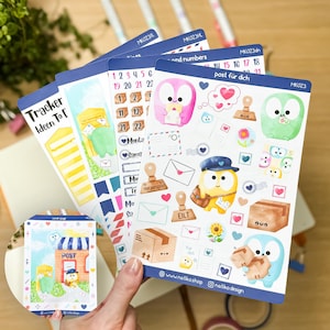 Könnte beinhalten: Ein Set aus Stickerbögen mit bunten Illustrationen von Zeichentrickfiguren, Briefkästen, Umschlägen, Kartons und Stempeln. Die Motive zeigen eine gelbe Figur mit Posttasche, eine rosa und eine grüne Figur, sowie den Text post für dich.
