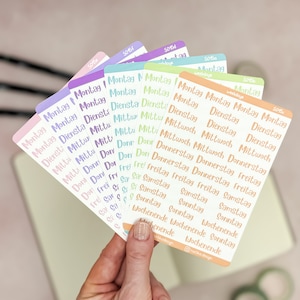 Giorni feriali adesivi pastello in tedesco per bullet journal, agenda o calendario cinque settimane compresi i fine settimana su un foglio di adesivi