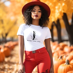 Witchy Vibes alleen Tee | Witchy grafisch T-shirt | Boho-heks | Eclectische heks Tee | Halloween-t-shirt | Boho-Halloween | Roze Halloween | Coven-shirt