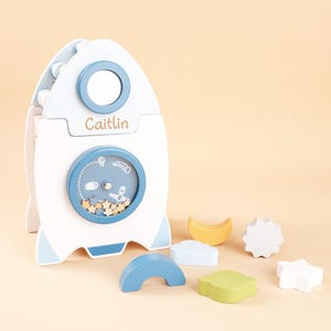 Cubo de actividades de madera personalizado con forma de cohete espacial, cubo de actividades para niños pequeños, juguete para clasificar y apilar, juguete sensorial para niños pequeños, juguete educativo de madera.