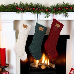 Bas de Noël de famille personnalisés, bas tricotés avec nom, bas à monogramme, cadeau de décoration de vacances, bas personnalisés avec écusson en cuir.