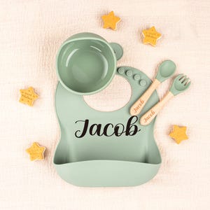 Juego de destete de silicona personalizado para bebés, tenedor de silicona grabado, babero grabado para niños, juego de alimentación con nombre, juego de destete de dibujos animados para bebés pequeños
