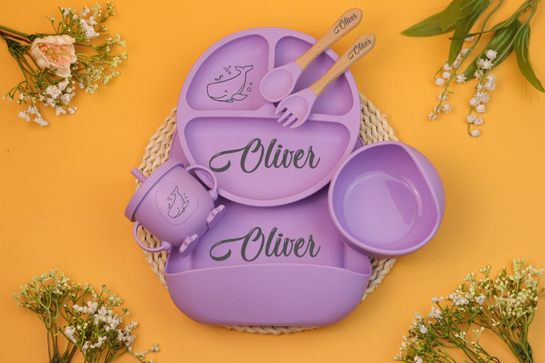 Ensemble de sevrage personnalisé en silicone, bavoir en silicone gravé, ensemble de sevrage dessin animé pour tout-petits, ensemble de repas avec nom Purple