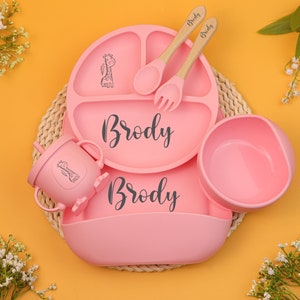 Personalisiertes Baby-Entwöhnungsset aus Silikon, graviertes Silikon-Lätzchen, Cartoon-Entwöhnungsset für Kleinkinder, Fütterset mit Namen Hot Pink
